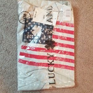 Short sleeve tee shirt.